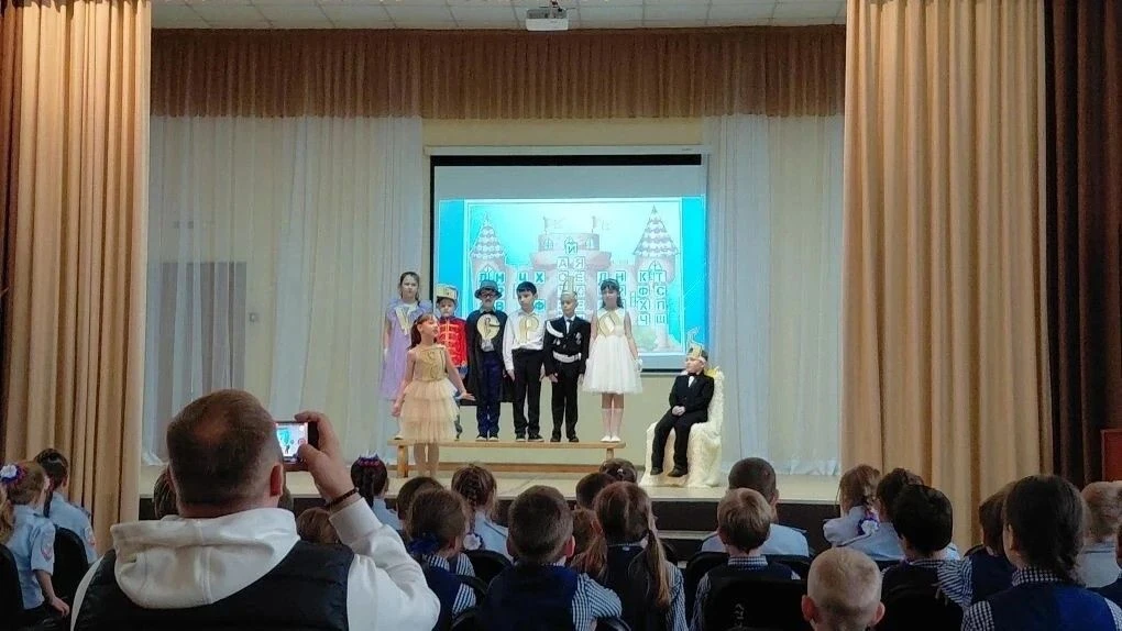 Спектакль -сказка "Царство буквы "А" состоялся в младшей группе театральной студии "Мас...