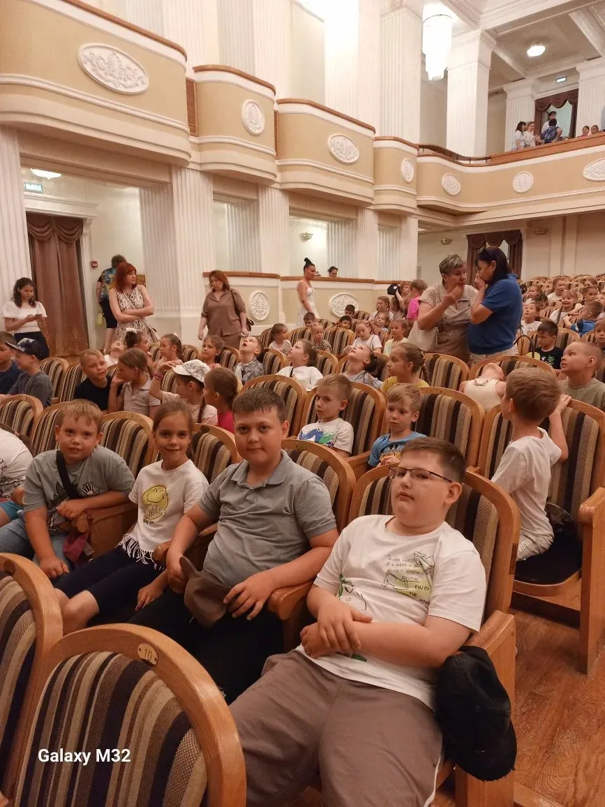☀Летний лагерь "Солнышко"
День-8

Сегодня у нас в лагере день театра.
 Дети в Молодежном театре посм