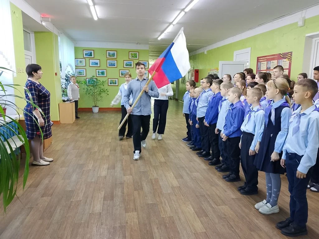 🇷🇺4 мая учебная неделя традиционно началась с выноса Государственного флага и исполнения Гимна Рос