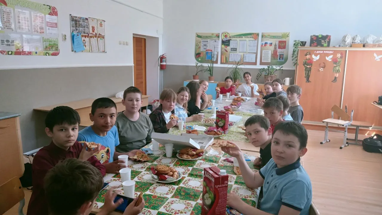 Наши пятиклассники отметили конец учебного года и поздравили имениников чаепитием со вкусной пиццей 