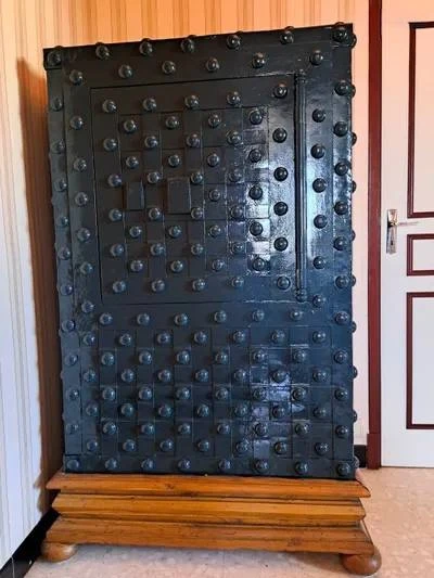 Под заказ. Старинный сейф, 300 кг