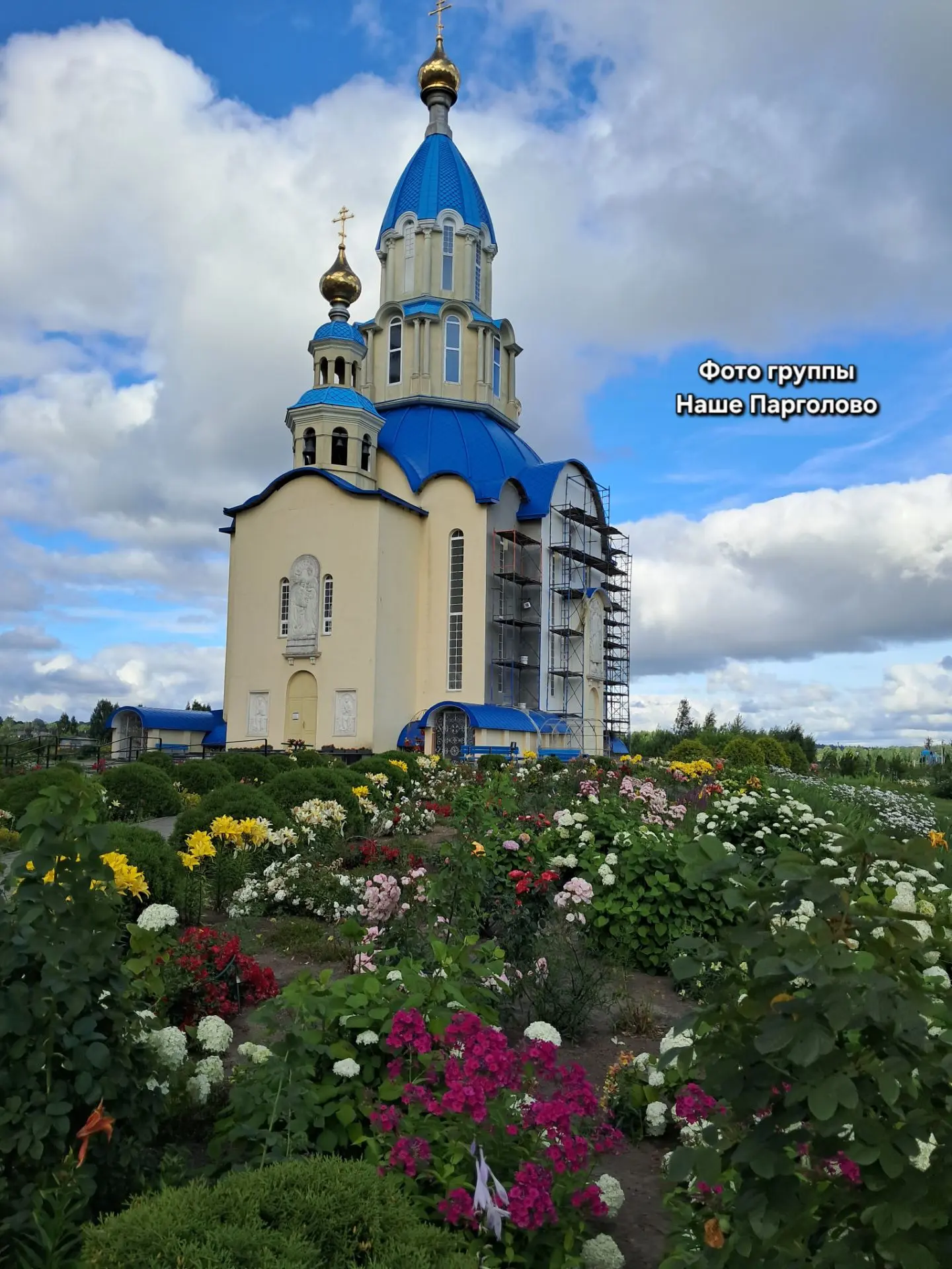 Территория рядом с Храмом Благовещения Пресвятой Богородицы сегодня — одно из самых уютных и красивы
