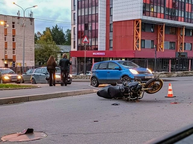 Мотоцикл и автомобиль попали в ДТП в Петрозаводске