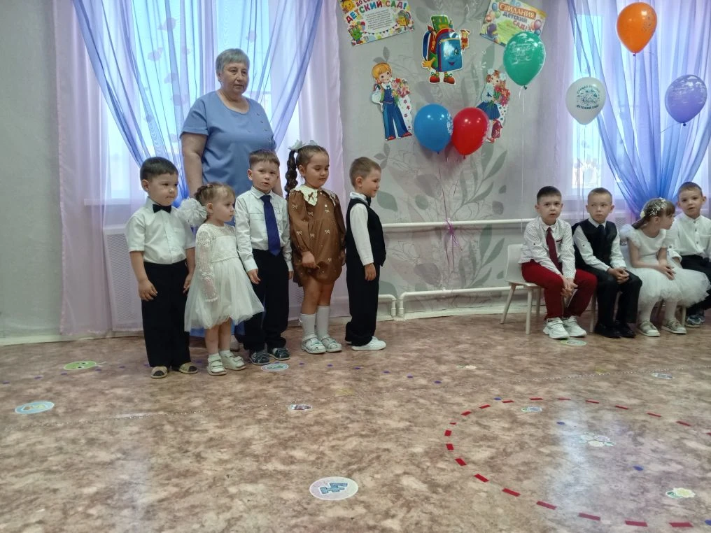 👉Поздравления принимали от детей младшей группы! 🎉👶