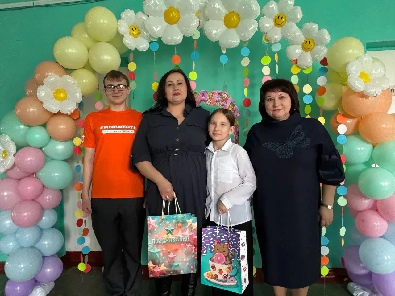 «Вам, любимые!»: В Новошахтинске поздравляют семьи наших героев 🌸 В эти предпраздничные дни наш горо