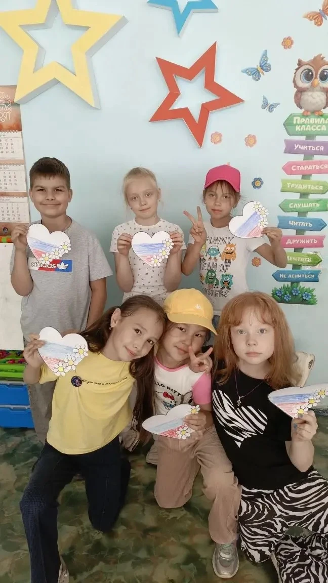 1В класс (классный руководитель Пфаф Татьяна Михайловна) поздравляет всех С Днём России! 🇷🇺
Ребята