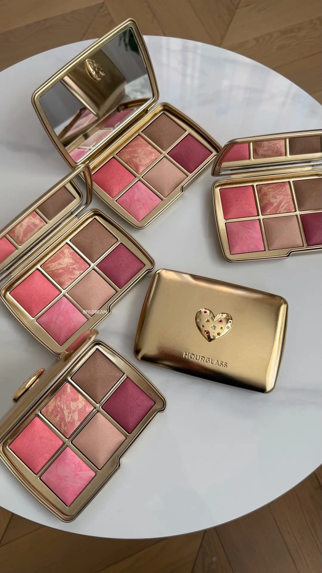 Мы не преувеличивали: Hourglass Love — настоящее произведение искусства.