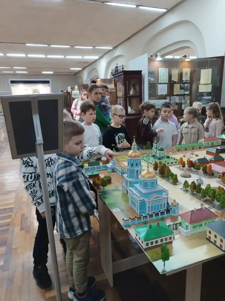 🕷️ Пауки? Не страшно!  🌿 Природа? Очень интересно!  🏛️ История? Увлекательно!   Ученики 1 «М» побыва
