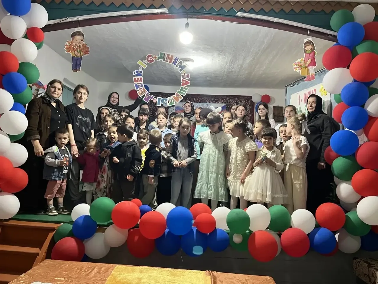Медсестра по массажу Айгумова Эльмира и специалист по работе с семьёй и детьми Багомедо...