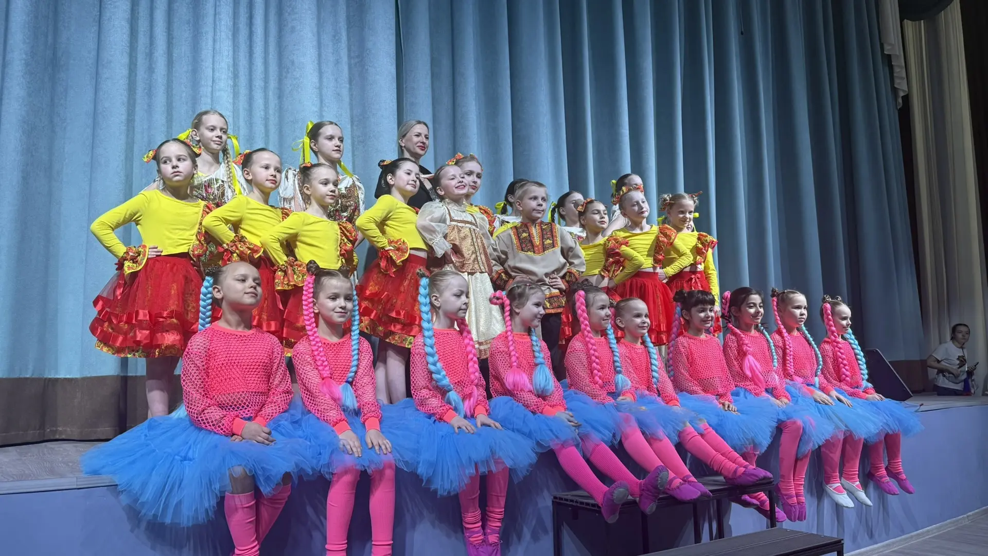 🌷✨ Праздничный концерт к 8 Марта ✨🌷  Сегодня на Поэтическом бульваре в нашей школе прошёл праздничны