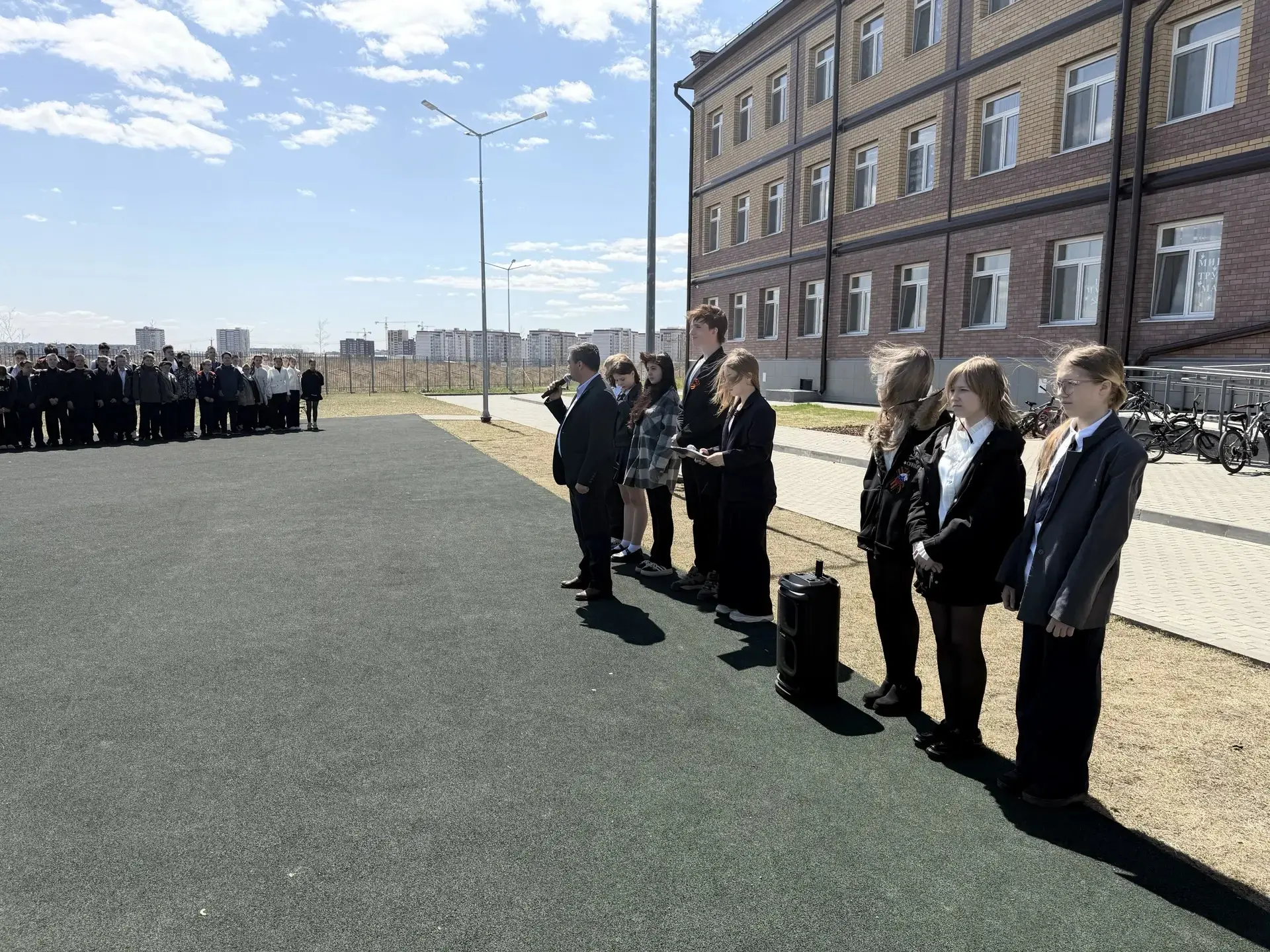 Сегодня в нашей школе прошли торжественные линейки, посвященные 81-й годовщине Великой Победы. Это с