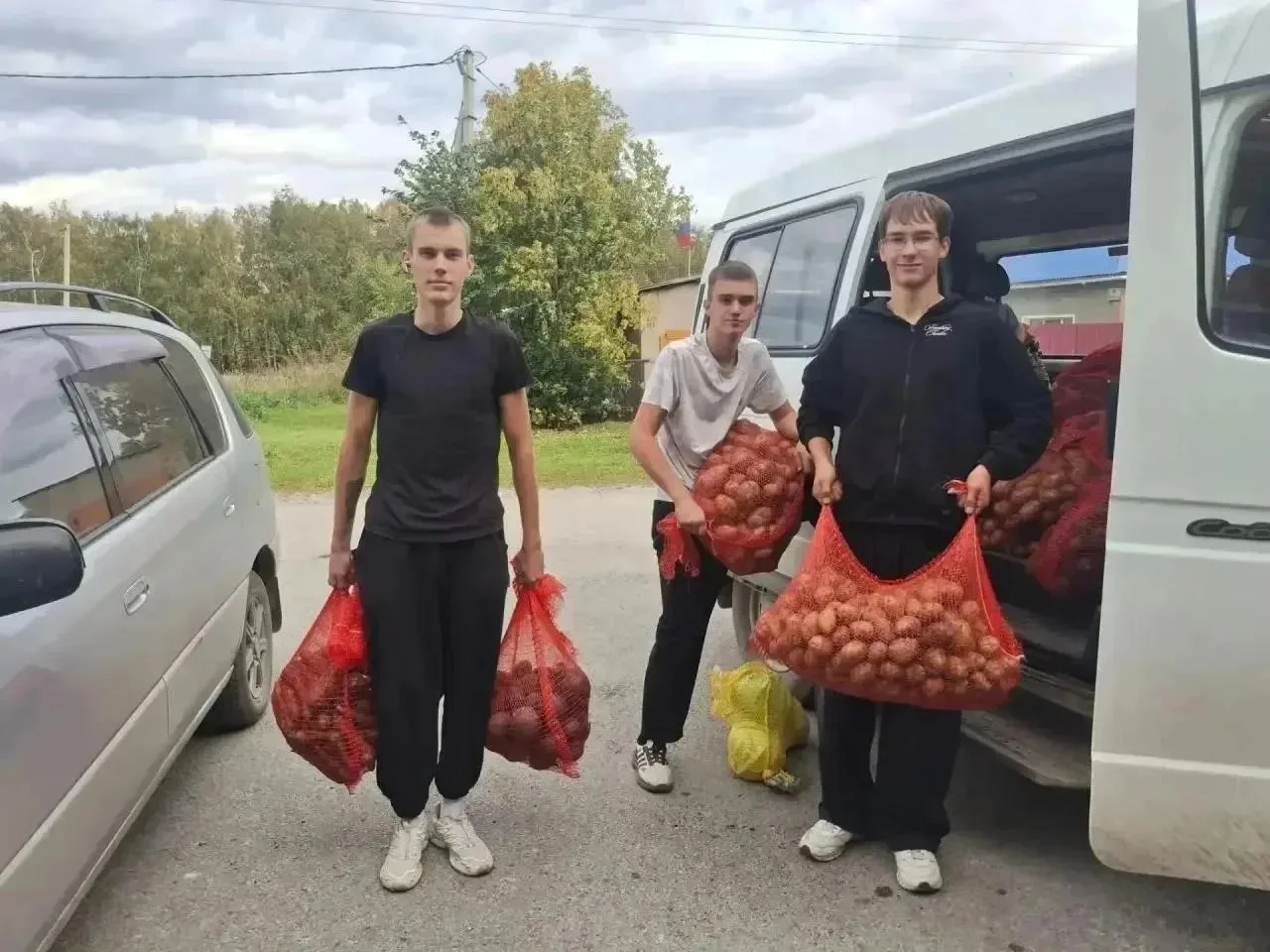 В Кузбассе стартовала выдача благотворительных овощных наборов для нуждающихся жителей....