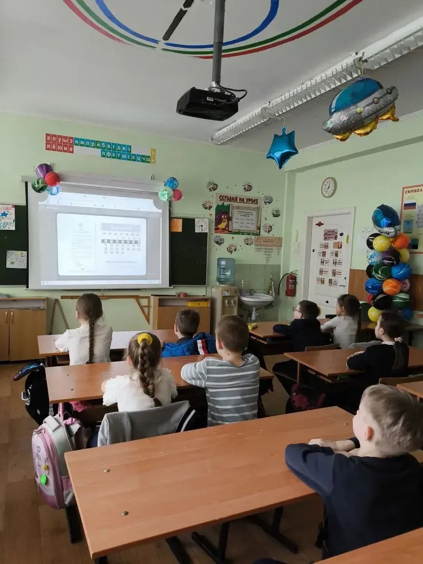 🚀 Гагаринские уроки в 2Б классе  Ученики 2Б класса провели настоящие Гагаринские уроки в своём косми