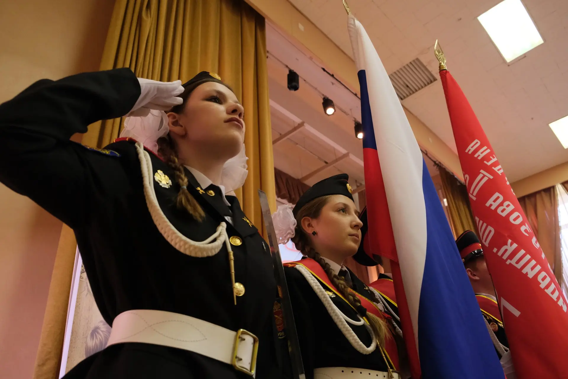 🎭 9 Мая в сердце каждого: праздничный концерт в нашей школе  Песни, стихи, слёзы на глазах — всё это