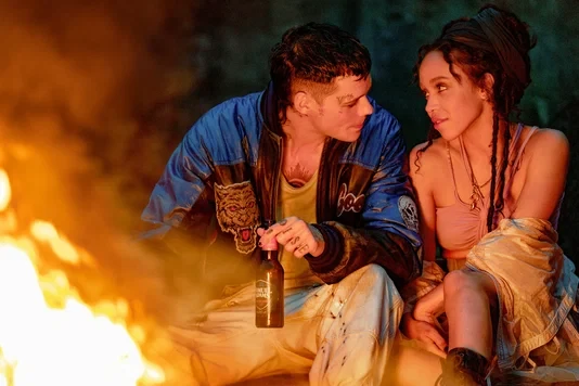 Ворон (2024) ⚡ 18+  🖤 Фэнтези, мелодрама, боевик  Эрик и Шелли познакомились в реабилитационном цент