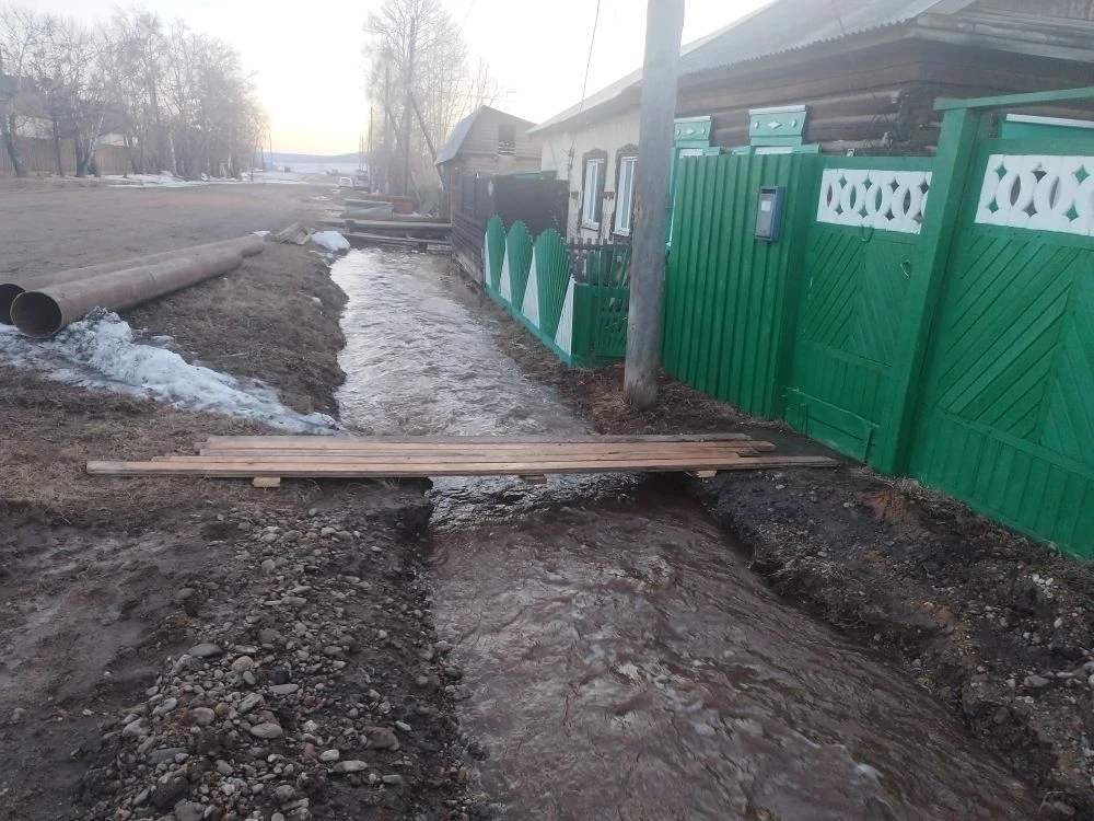 А если без шуток, то и в Качугском муниципальном округе в минувшую пятницу началась борьба с талыми 