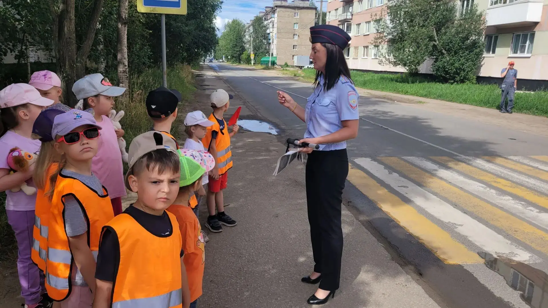 🚦🚸 Безопасность на дороге — в деле!
        Инспектор Фогель Марина Владимировна вместе с воспитат