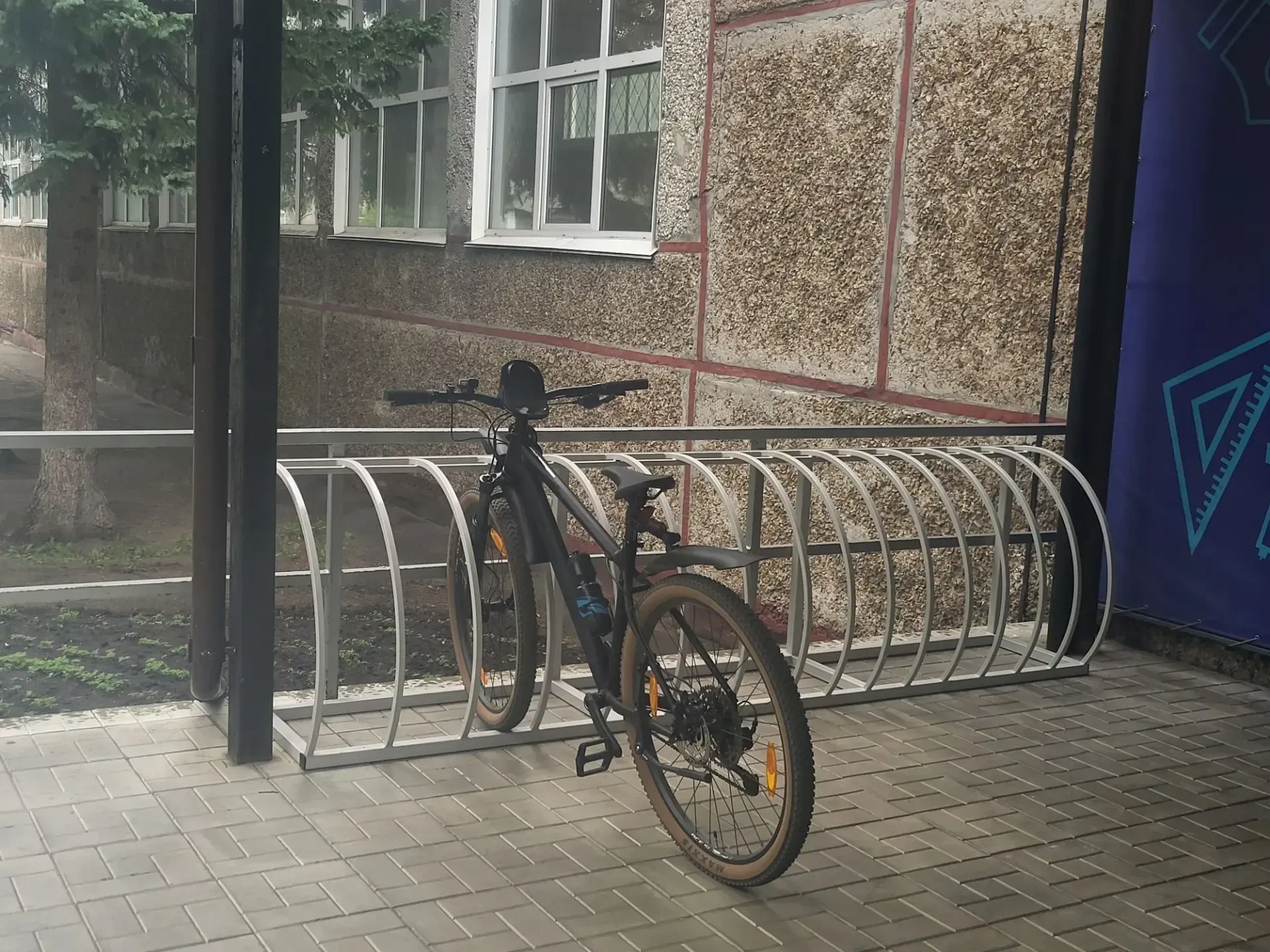 🚴 На крыльце гимназии появилась новая велопарковка 

Теперь у учащихся, которые приезжают в школу н