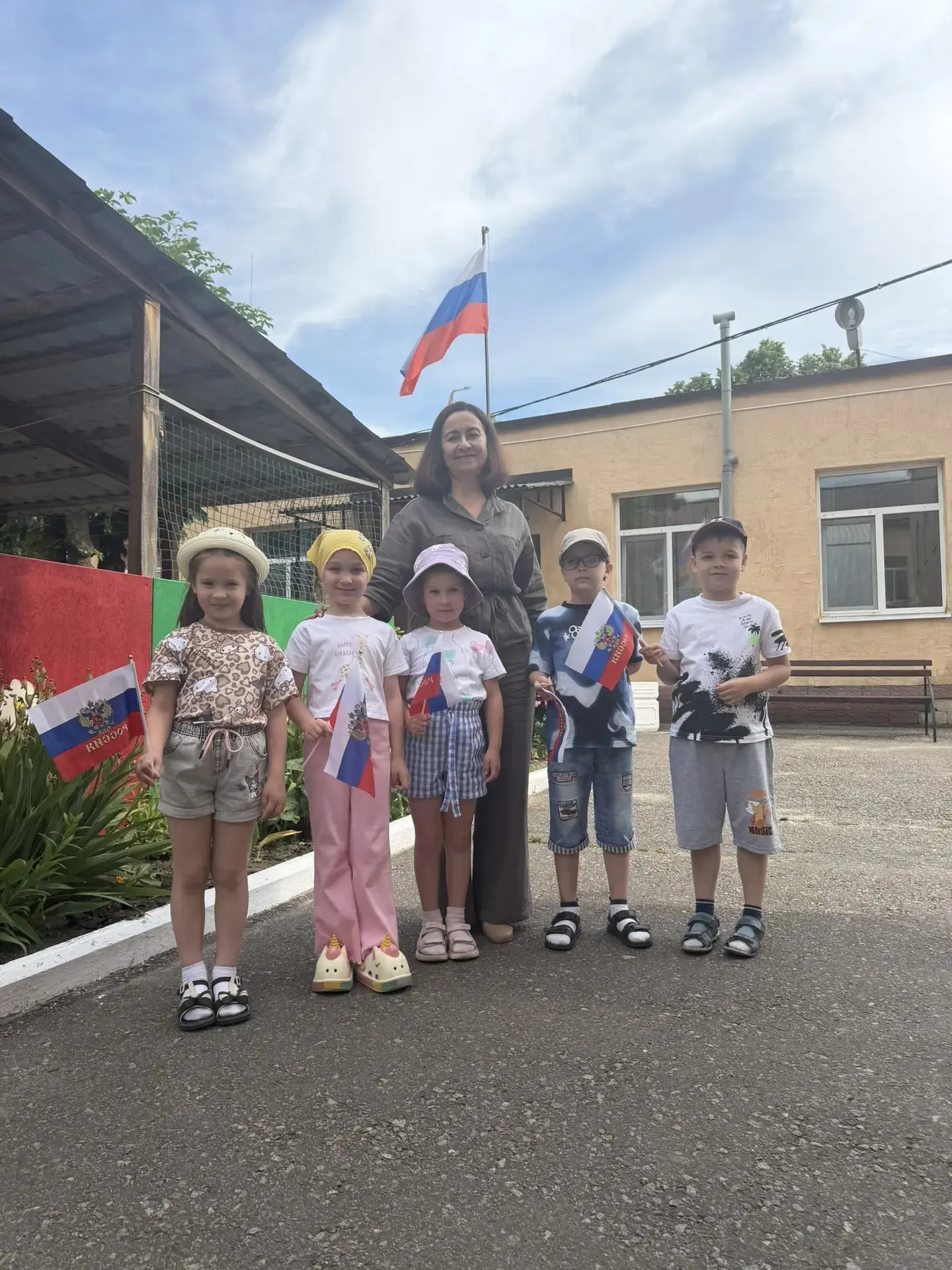 Воспитанники группы "Ландыш" принимают участие в акции "Флаги России"
#ФлагиРоссии