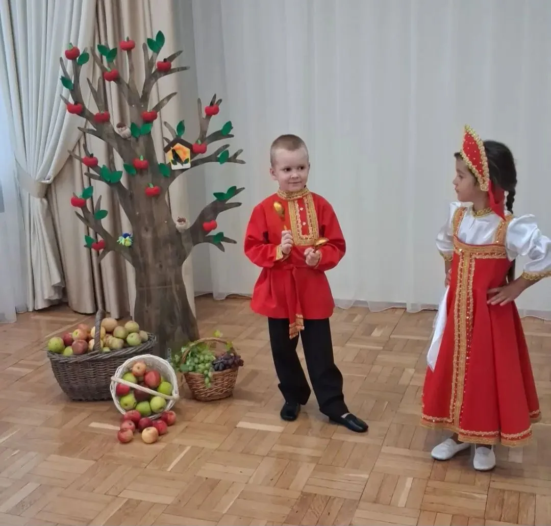 Сегодня в нашем саду раздробили ложки, звякнули мониста, прошелестела оленья замша и ра...