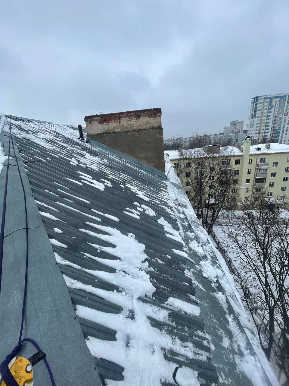 В связи с перепадами температур усилили контроль за состоянием кровель. Очистка от снега и наледи пр