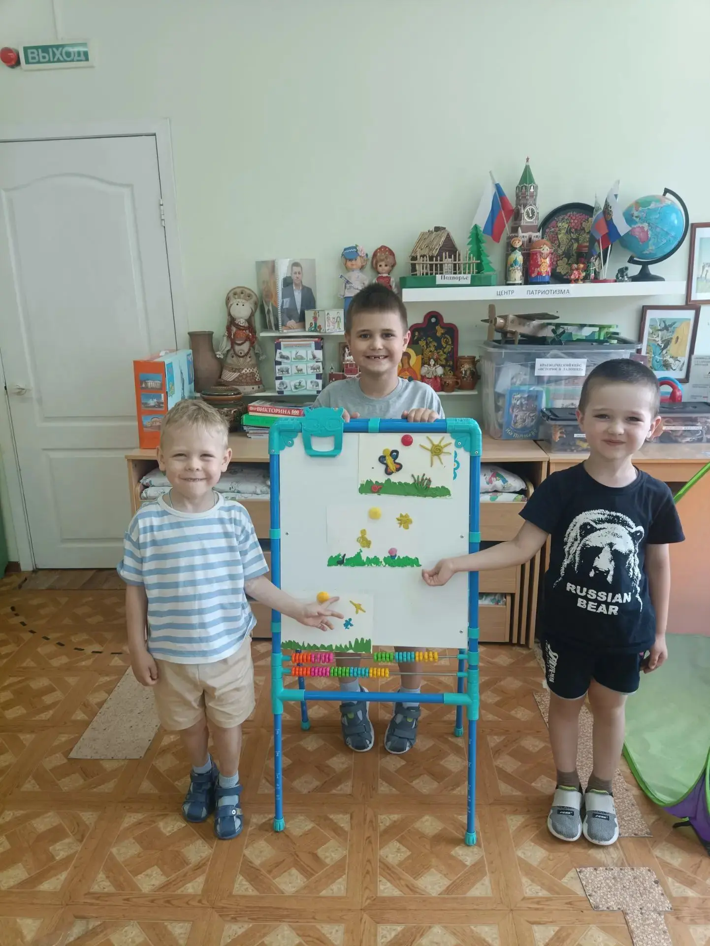 Пластилиновые росчерки лета: летний пейзаж в технике контурной лепки!
 
‎Перед ребятами стояла необы