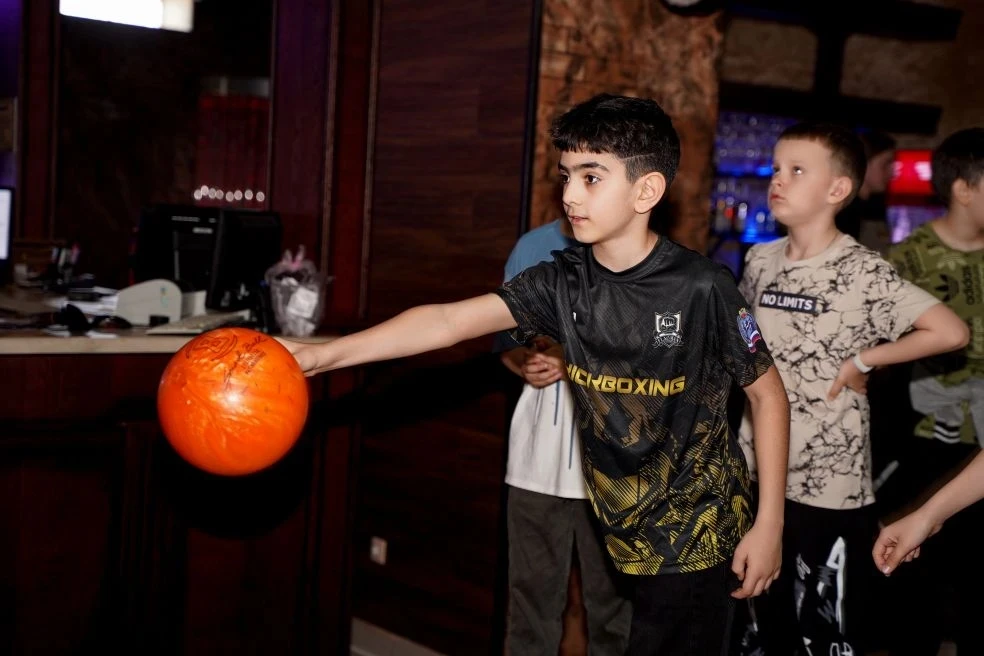 🎳 **Весенние каникулы продолжаются!**  Ученики 4 «Г» класса отправились в боулинг, чтобы зарядиться 