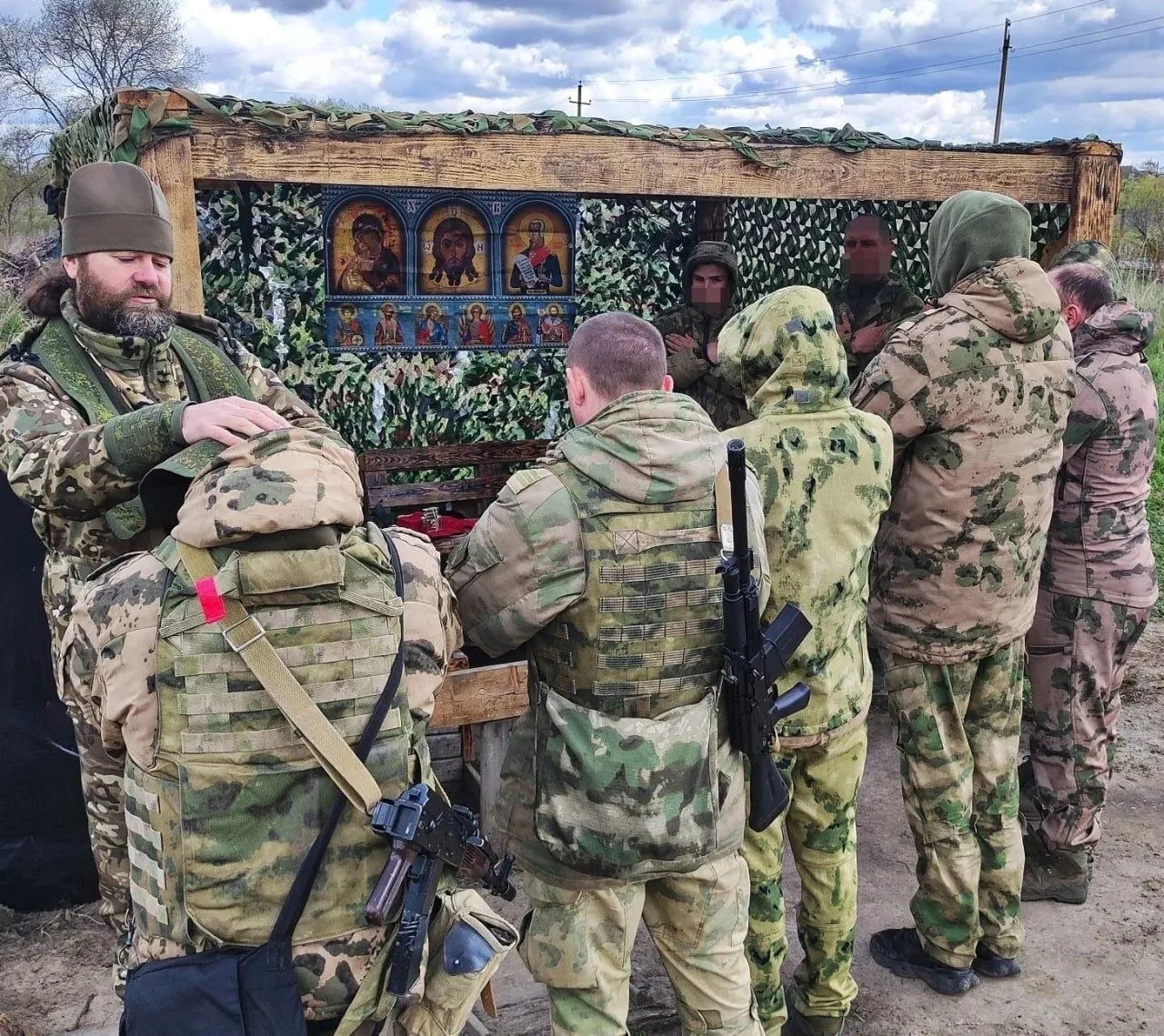 Священник и бойцы собрались вместе помолиться🙏