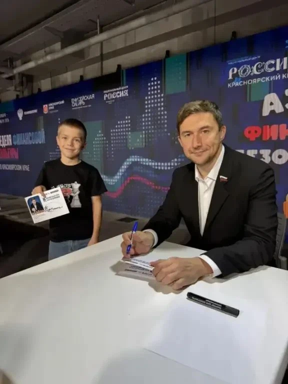 Юный уярец за доской с чемпионом мира! 👑♟
