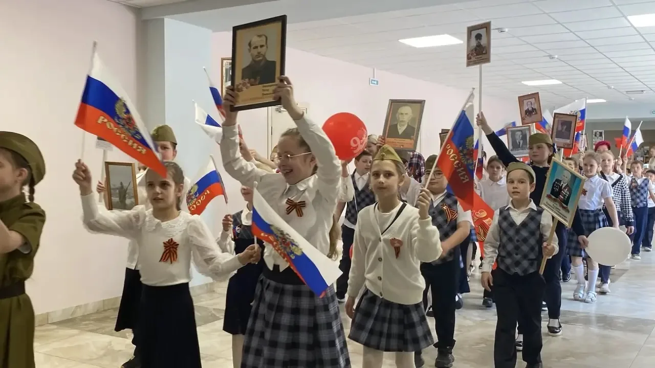 В преддверии Дня Победы в МАОУ «Школа 10» состоялось торжественное шествие «Бессмертного полка». Уче