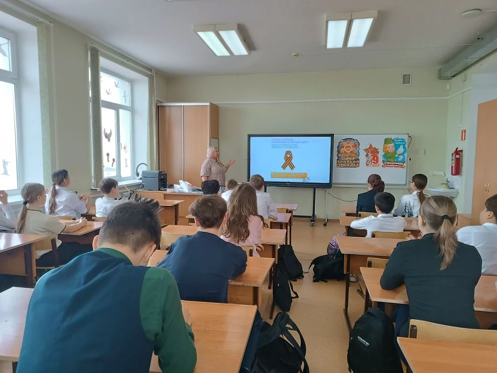 🎗 Мастер-класс по изготовлению георгиевской ленточки в 6А классе ⁣ 🎗 В 6А классе прошёл тематический