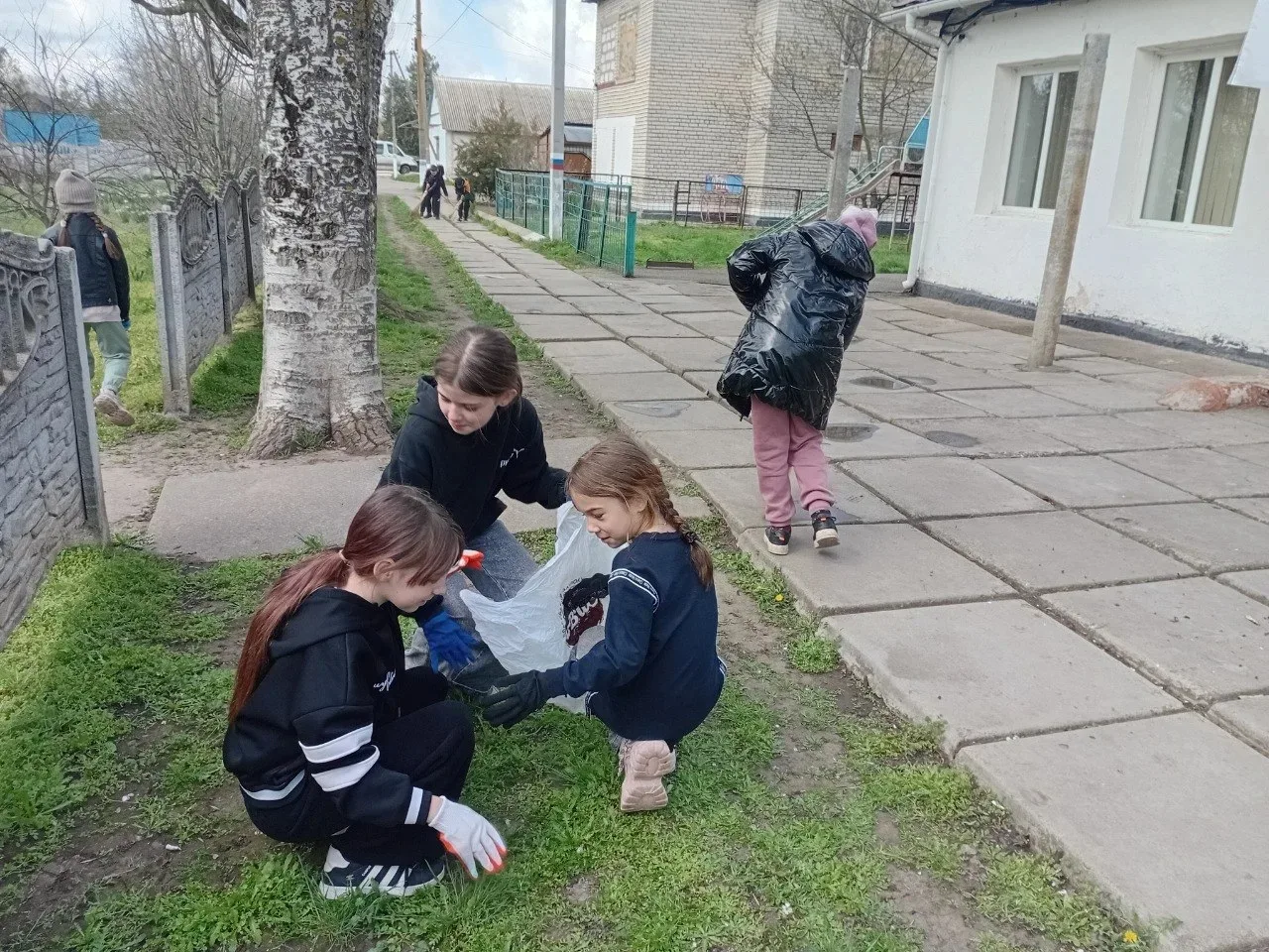В Красноперекопской школе состоялся весенний общешкольный субботник, посвященный уборке школьного дв