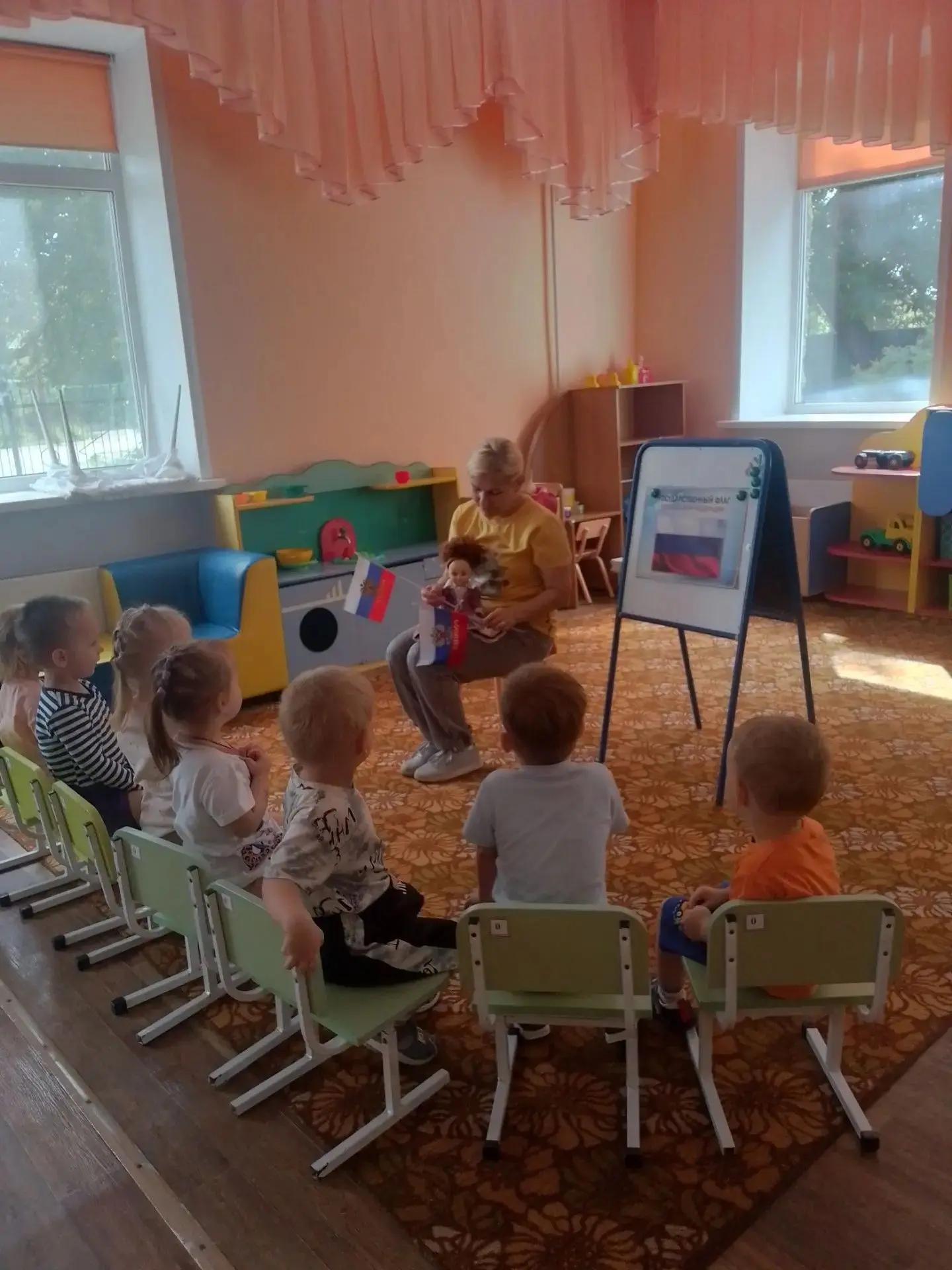 🎨 Путешествие в мир цветов родной страны: рисуем Российский флаг! 🎨В нашей младшей гр...