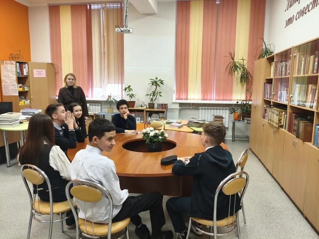 «Колыбель разума» и «невозможное сегодня»: как гимназисты искали связь между чёрными дырами и БПЛА и
