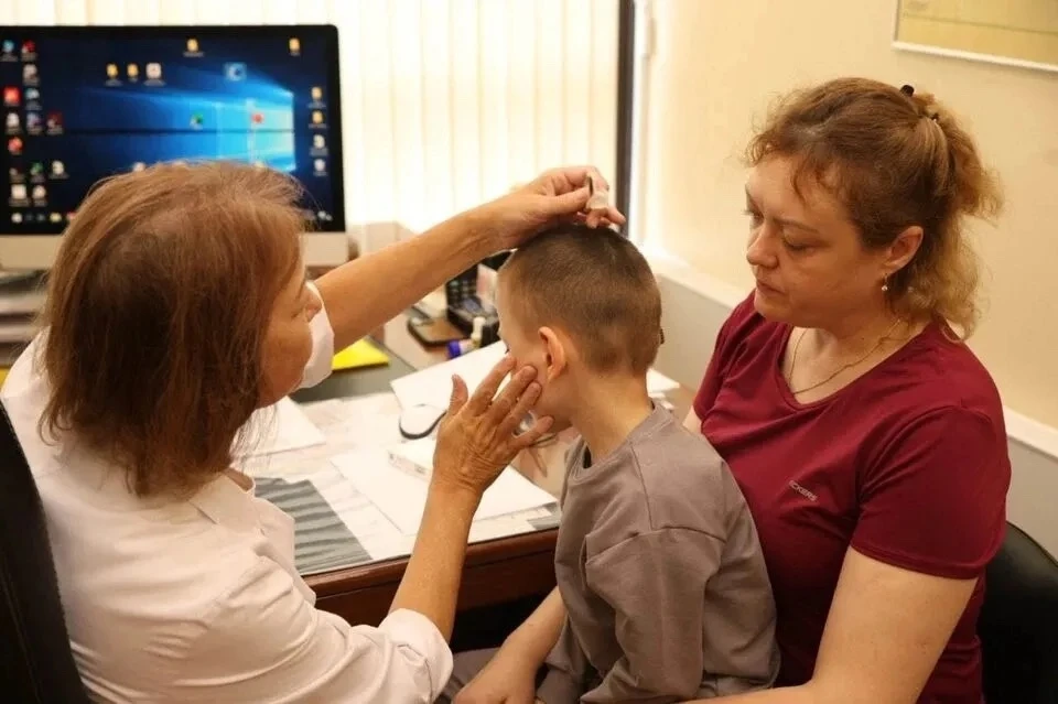Родился весом 480 граммов: 6-летнему мальчику из Екатеринбурга помогли услышать мир