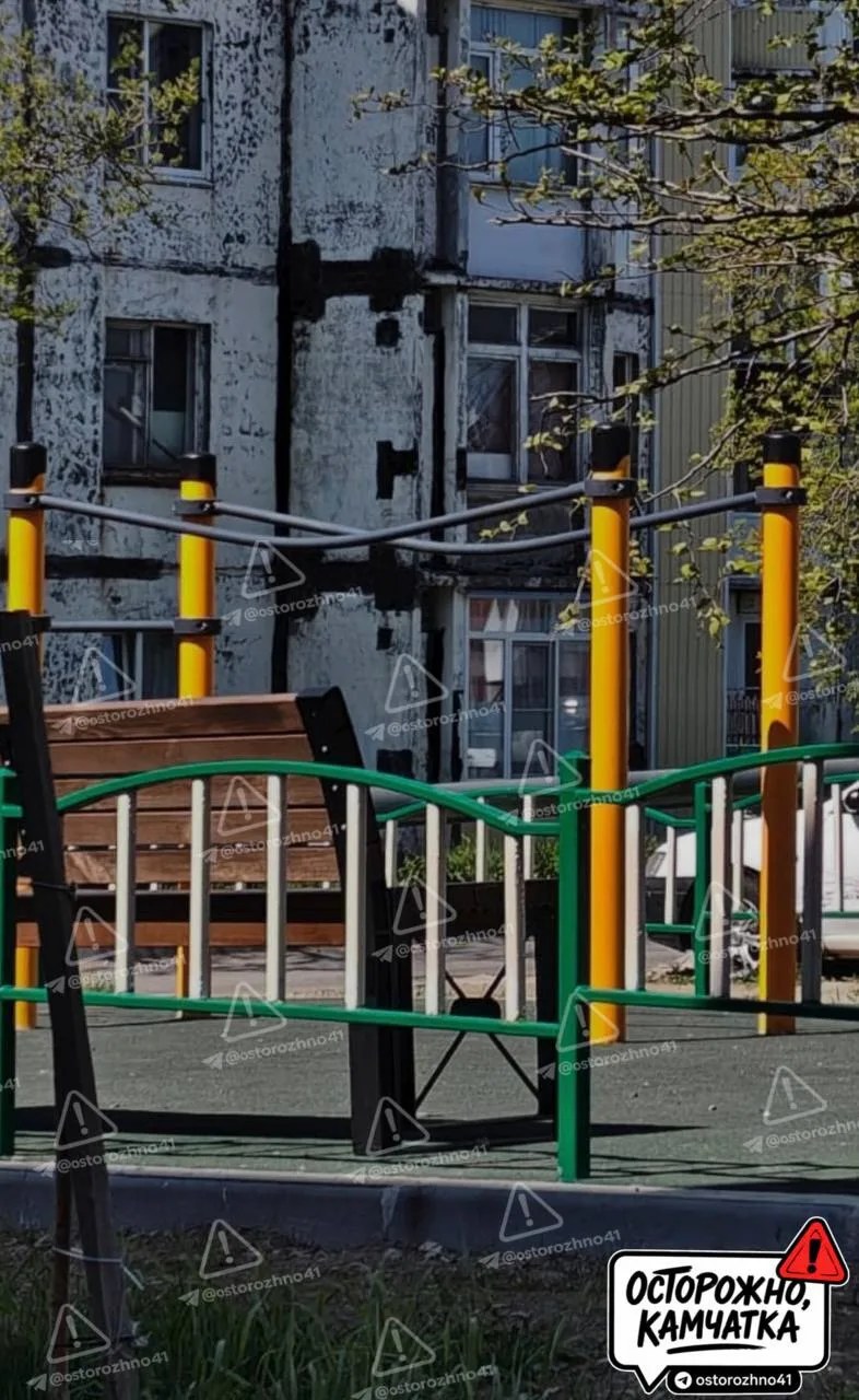 🔞  Осторожно, новая площадка не выдержала зимы

#намприлетело 
«После зимы погнуты брусья и турники