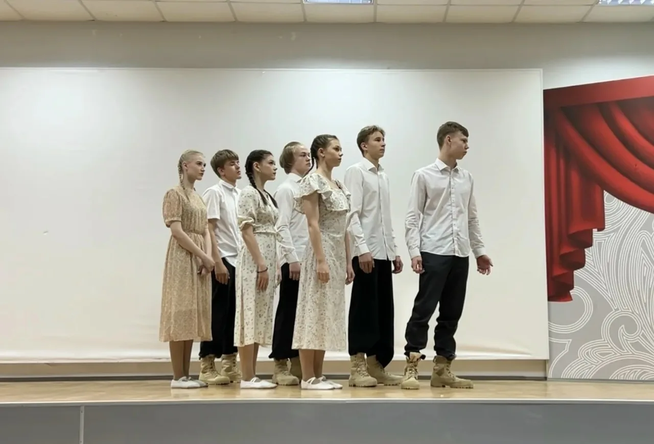 🌸81-я весна ожила в звуках 🎶  💥 В преддверии священного праздника старшеклассники нашей школы устрои