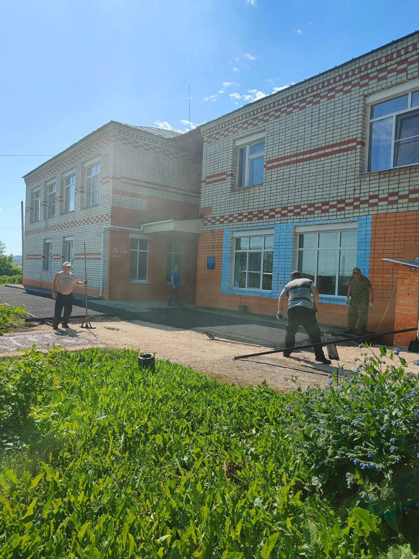 На территории детского сада 8 "Калинушка" начался долгожданный ремонт асфальтового покрытия. Дорожна