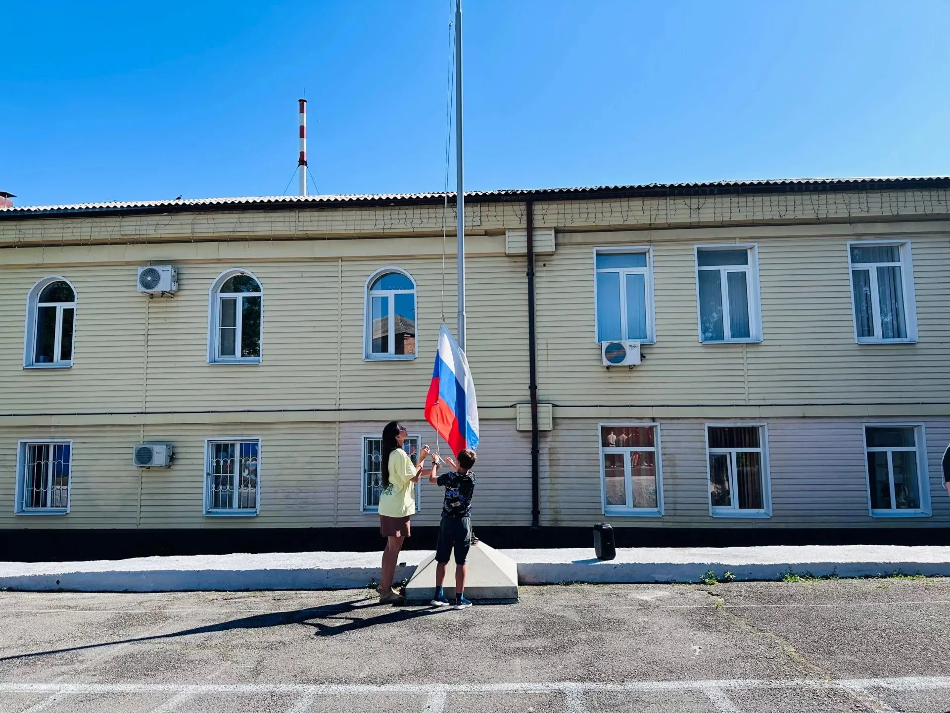 ☀️ «Утро с флагом и зарядкой: день начинается с России!»

Сегодняшнее утро началось торжественно и э