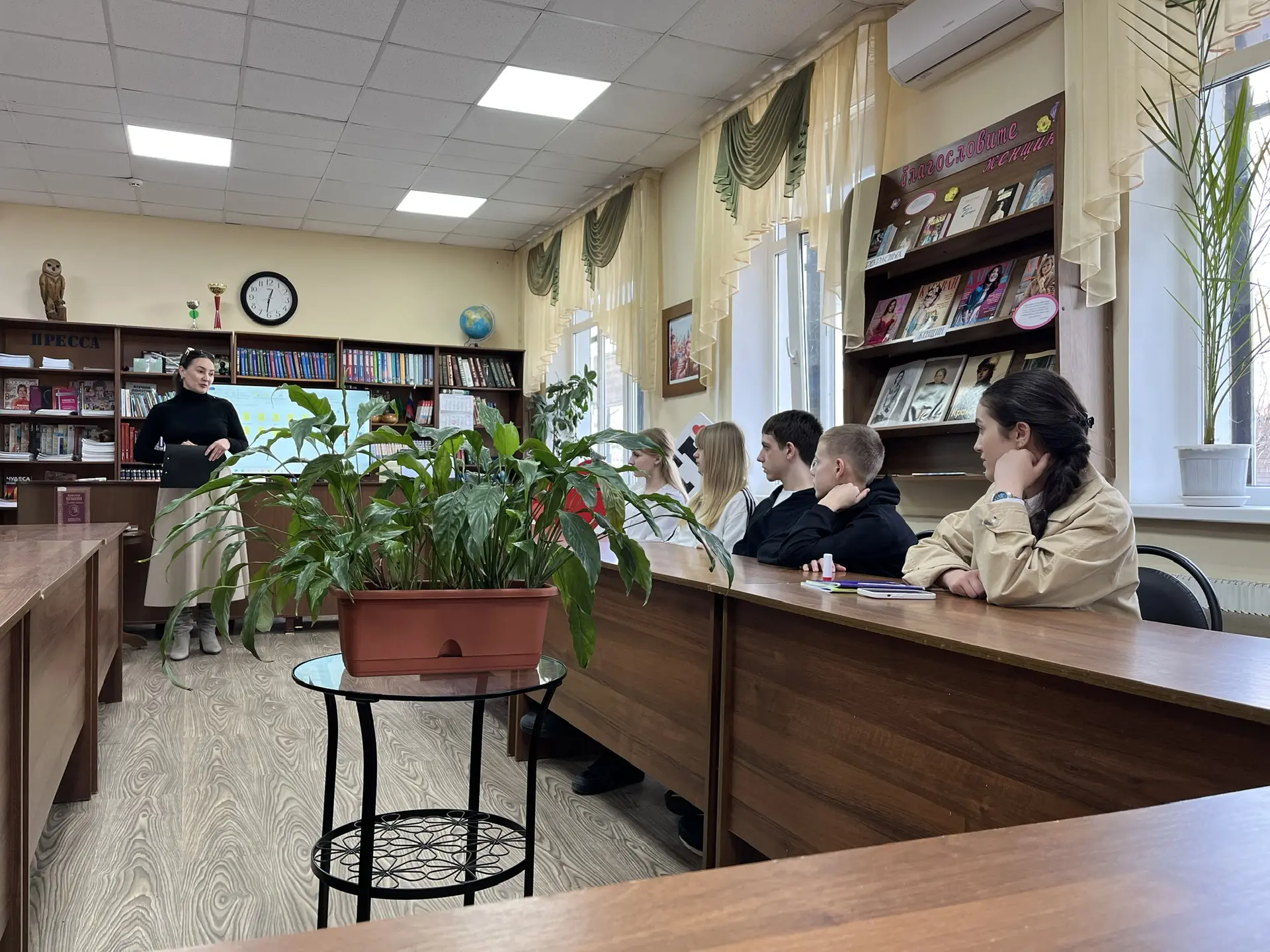 📚💪🏻 Литературный десант  В преддверии Всемирного дня поэзии наш 8 «А» класс совершил культурный выхо