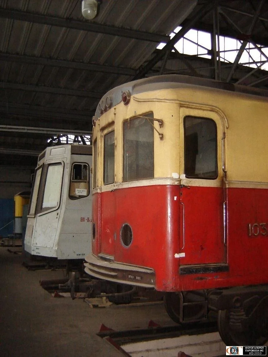🚇 «Дед с внуком» — вагоны «Б» и «И» в электродепо «Красная Пресня».