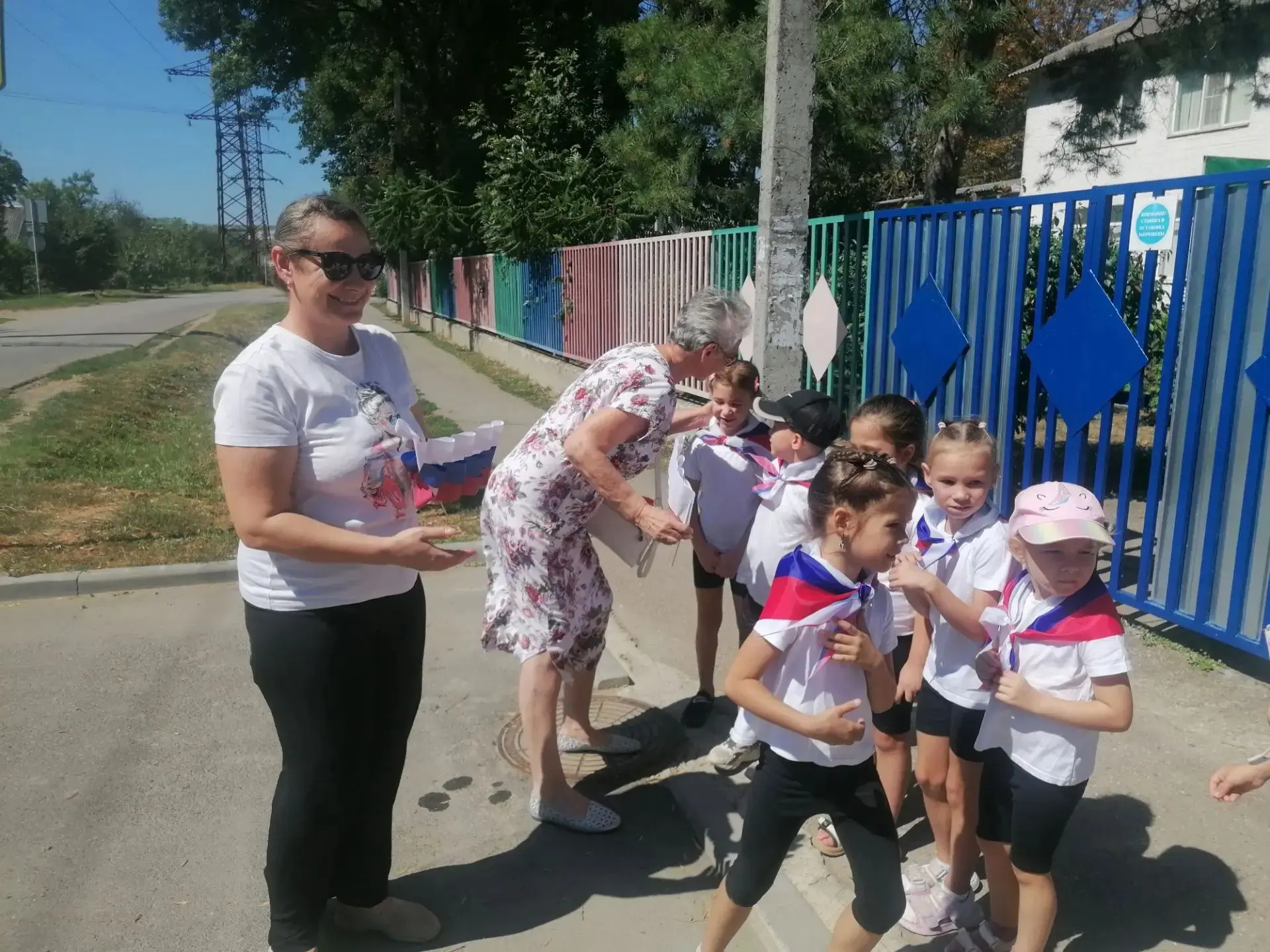 Ко Дню Флага России ребята подготовительной группы подарили флажки сделанные своими рук...