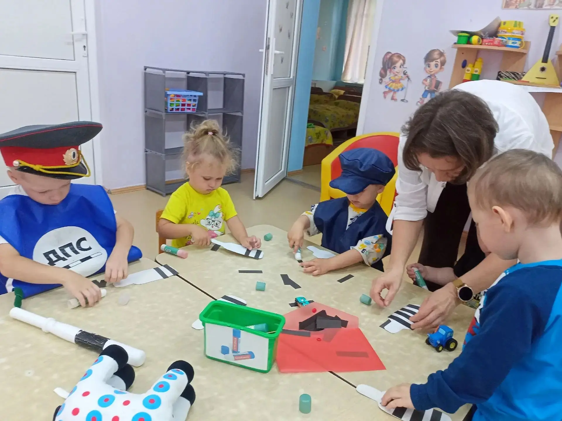 «Мы познаем мир: День сотрудников ГИБДД в 1 младшей группе»
В рамках знакомства с профессиями и осно