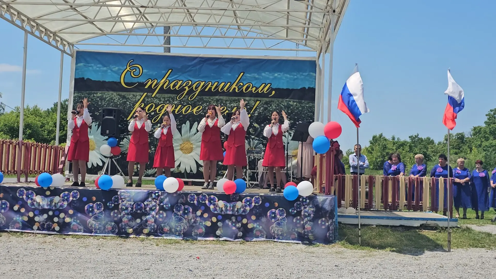 Голоса, объединяющие сердца: хор «Дети планеты» выступил на праздничном концерте к Дню России в селе
