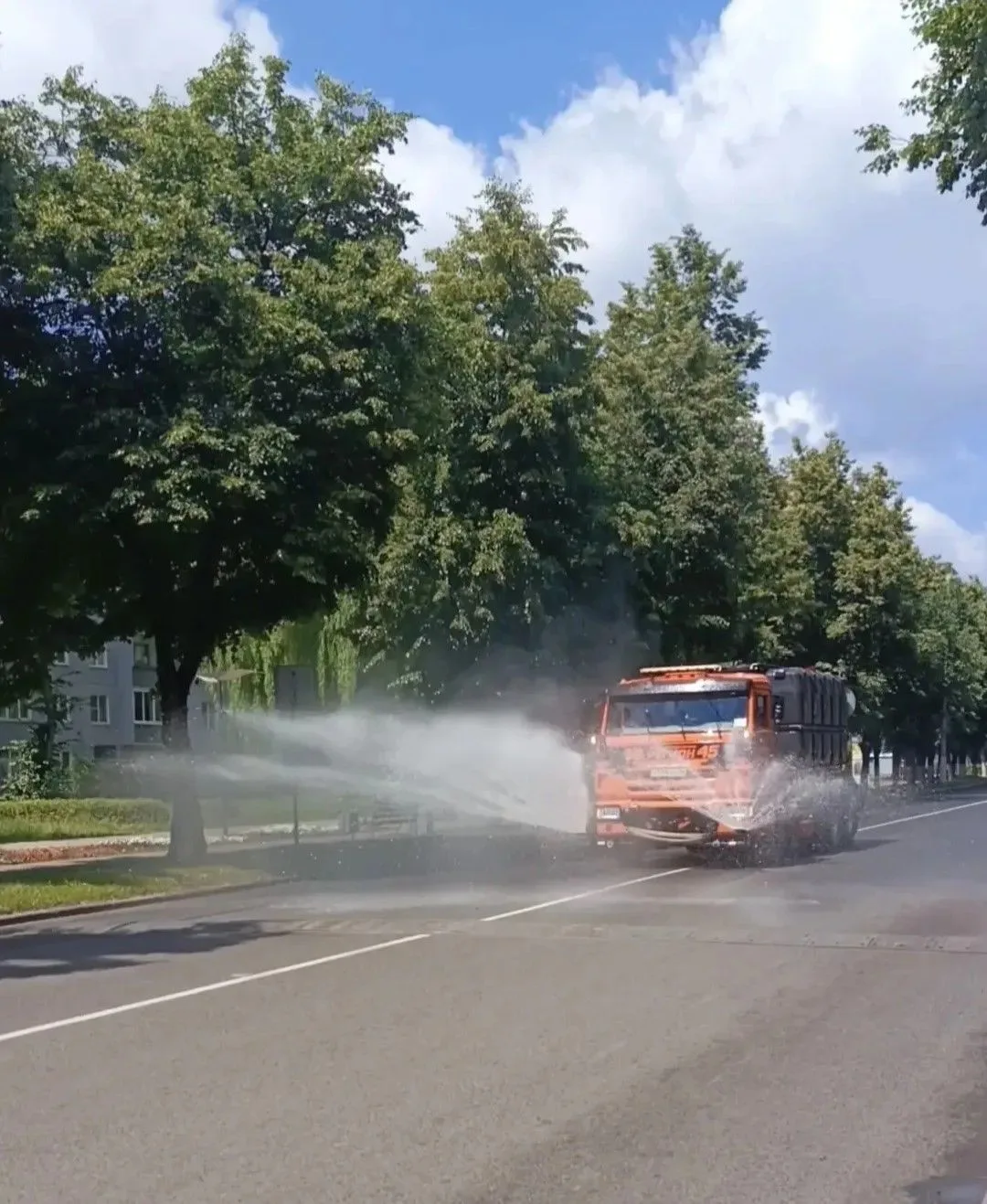 ✅Городская коммунальная служба наводит порядок в городе!
Наши специалисты ежедневно трудятся, чтобы 