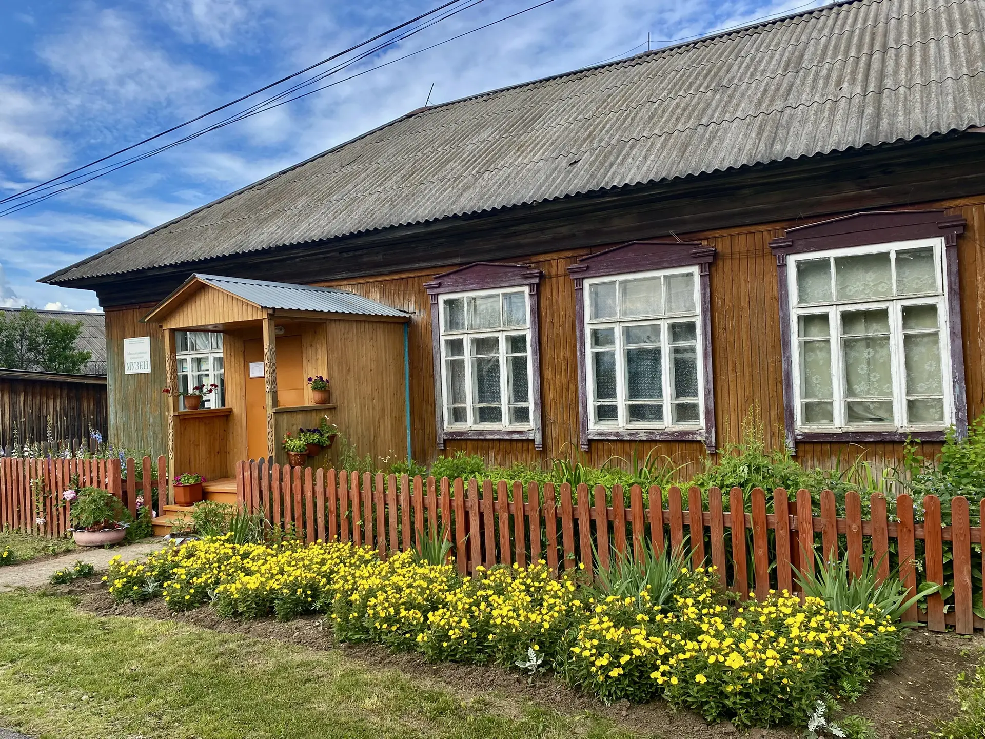 🌸 Цветник у музея: уголок красоты и спокойствия 🌸
Дорогие друзья! Хотим поделиться с вами радостью