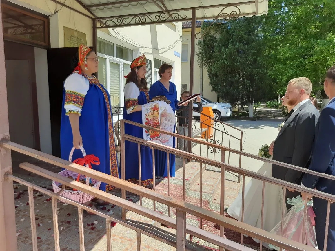 В день открытия свадебного сезона Ленинский районный отдел ЗАГС провел церемонии бракос...