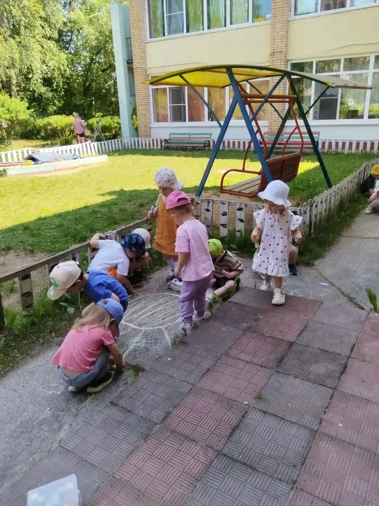 Летние дни🐞🦋🐝🌻
Летние дни особенно располагают к тому, чтобы взять цветные мелки и начать творит