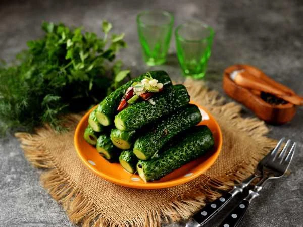 🥒 Малосольные огурцы в пакете.  Ингредиенты:  • Огурцы — 500 г • Соль морская — 1 ч. л. • Чеснок — 2