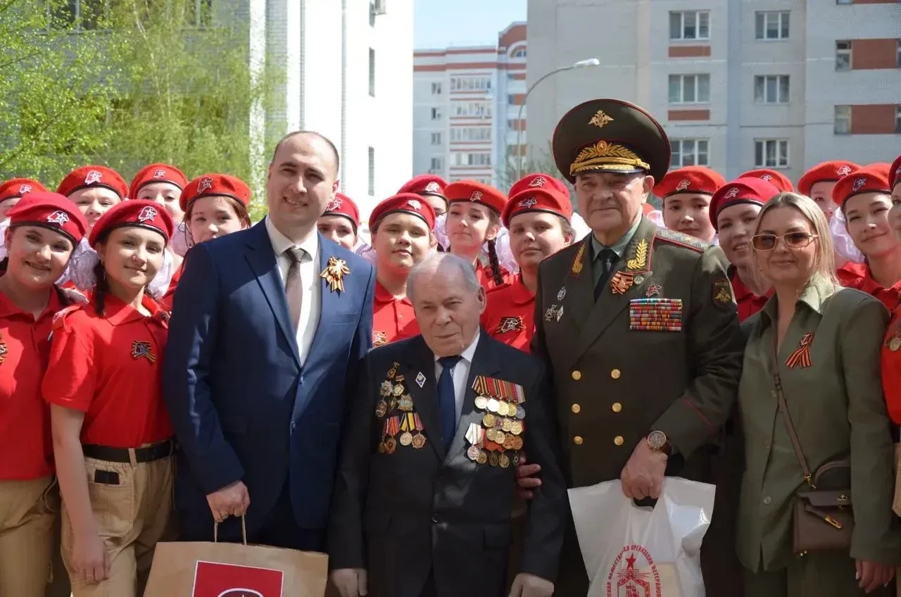 🎖️Юнармейцы Казани провели «Парад у дома Ветерана» для фронтовиков  Советского района   В Добром Сов